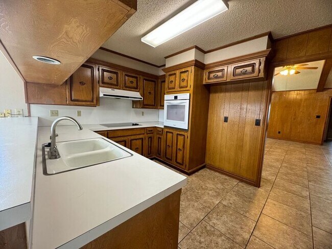 Building Photo - 20 Fernwood Dr