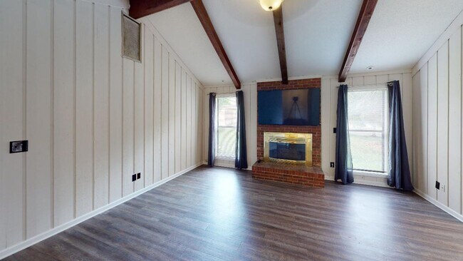 Foto del edificio - Updated 3 bed 2 bath in the tree lined Bir...