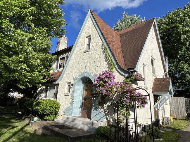 Building Photo - 148 Church St