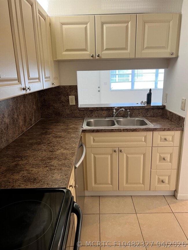 Building Photo - 1040 Twin Lakes Dr
