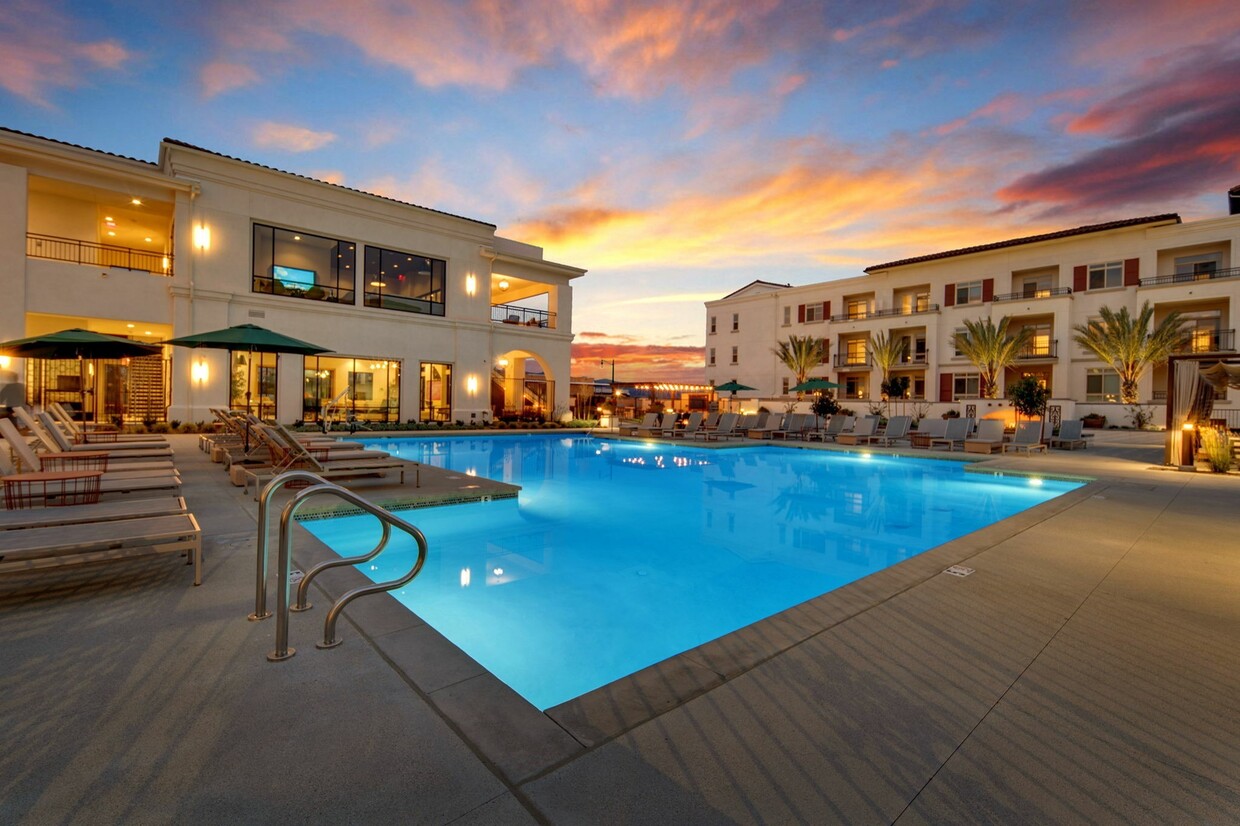 Atardecer junto a la piscina en Enclave Heritage Flats - Enclave Heritage Flats