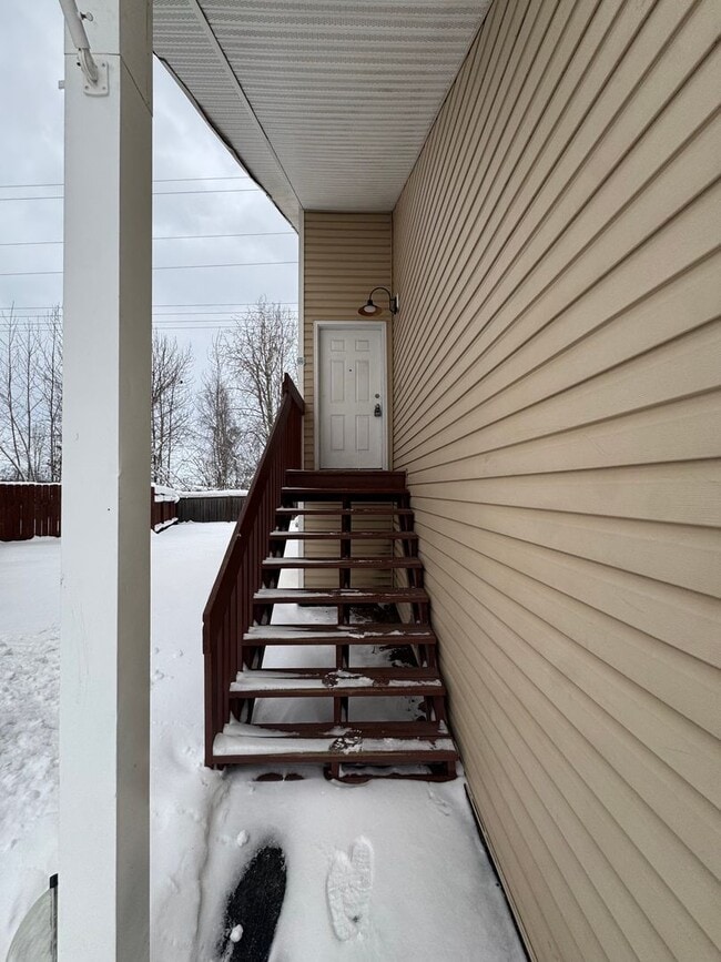 Building Photo - 100 Burton St