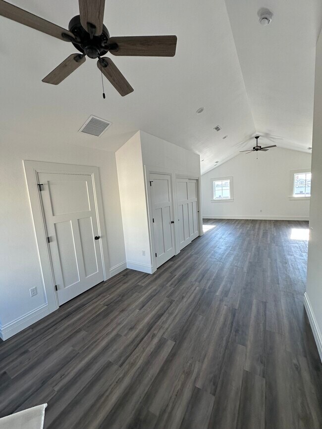 Sala de estar de concepto abierto - 42 N Main St