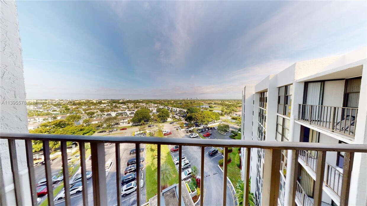 1000 Parkview Dr Unit 1023 DEN, Hallandale Beach, FL 33009 Condo for