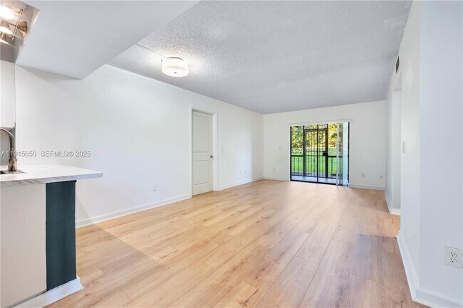 Foto del edificio - 9912 Hammocks Blvd