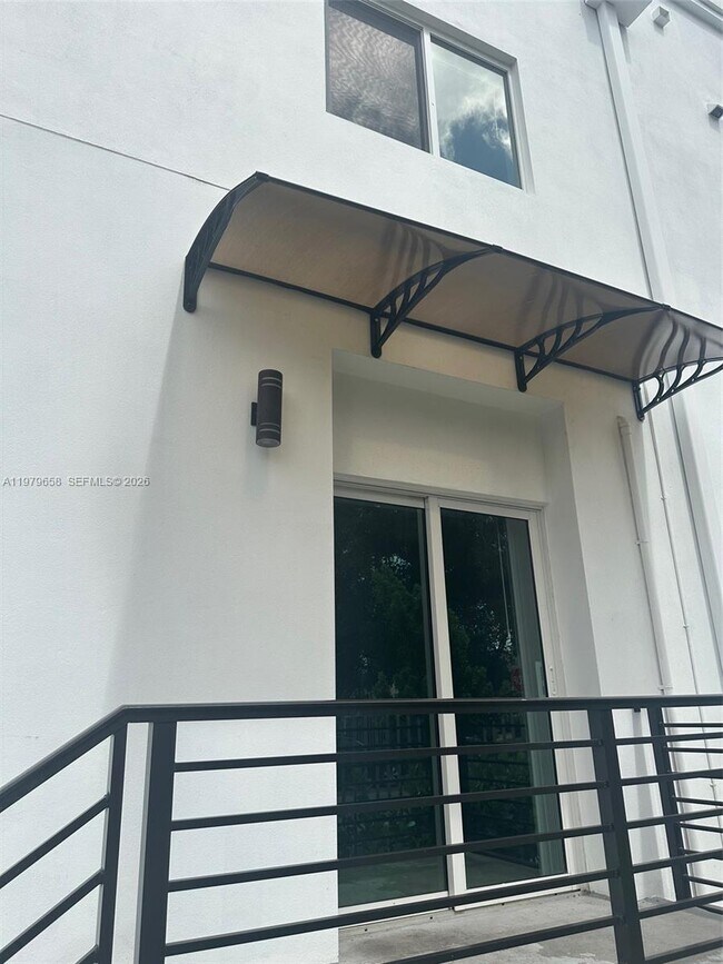 Foto del edificio - 3300 NW 19th Ave