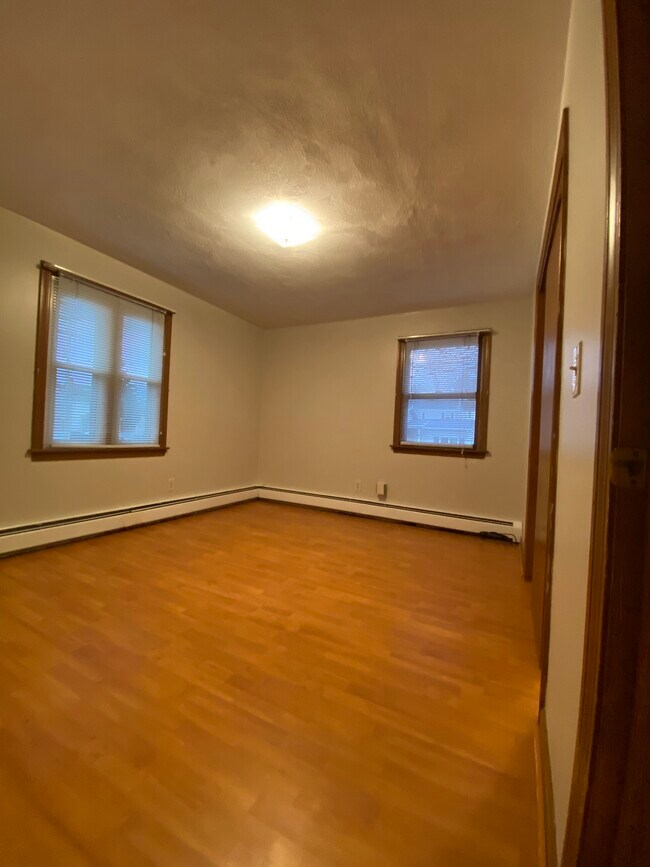Building Photo - 284 Killingly St