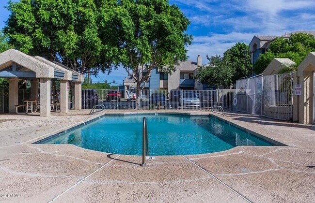 Building Photo - Glendale Condo with Pool!