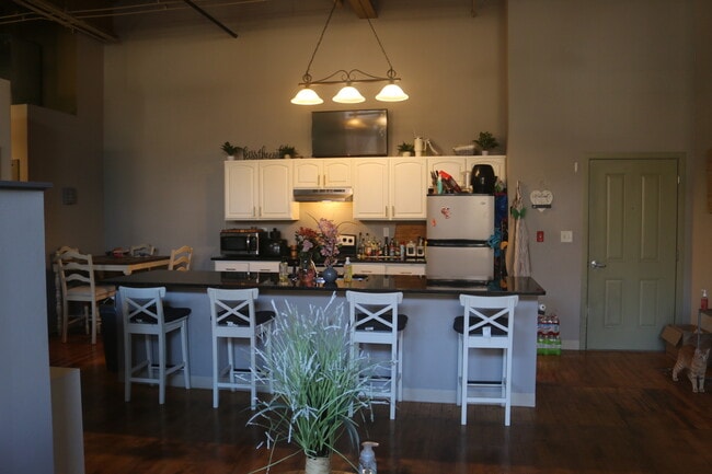 Building Photo - 685 Social St