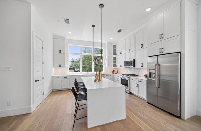 Foto del edificio - 5706 Fairdale Ln