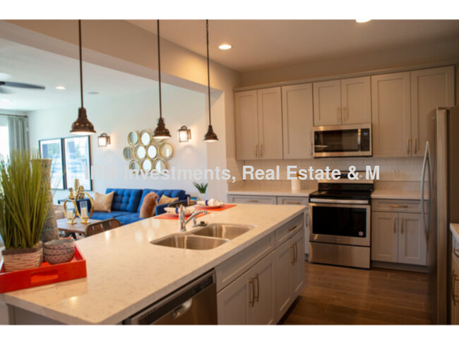 Foto del edificio - 2 bed 2.5 bath townhome 2 car garage