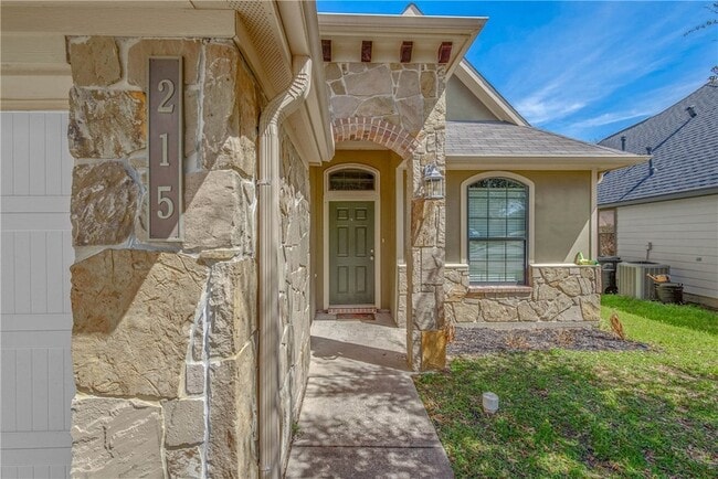 Building Photo - 215 Simi Dr