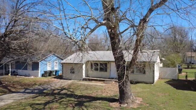 Building Photo - Charming 4 Bedroom House!