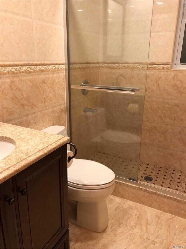 Foto del edificio - 212-18 43rd Ave