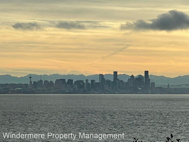 Foto del edificio - 3 br, 3 bath House - 7484 Madrona Drive NE