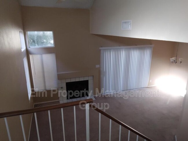 Foto del edificio - 1727 Comstock Dr