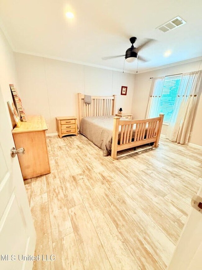 Building Photo - Spacious 5-Bedroom Home on Half an Acre