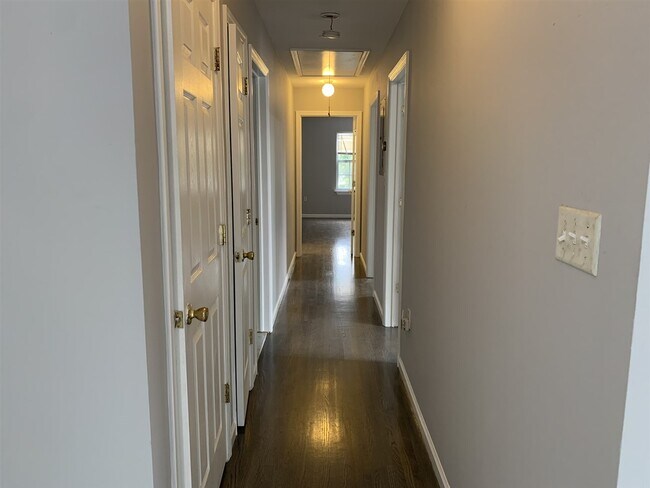 Building Photo - 128 Zabriskie St