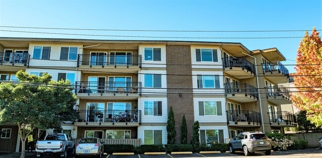 Building Photo - Spacious Renovated 2 Bed 1.5 Bath with Cor...