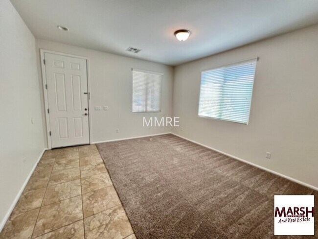 Foto del edificio - Beautiful 5 bedroom home with tons of livi...