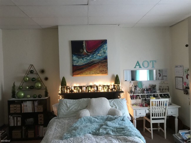 Foto del edificio - 6 br, 3 bath House - 5 Oakland Sq