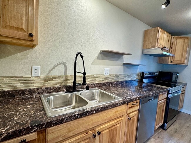 Building Photo - Downtown Poulsbo water view condo...comple...