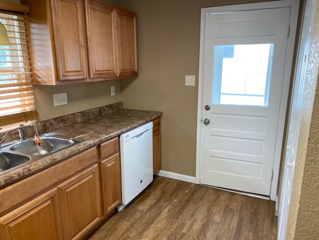Foto del edificio - 2 Bed, 1 Bath House, 2 Car Garage For Rent...