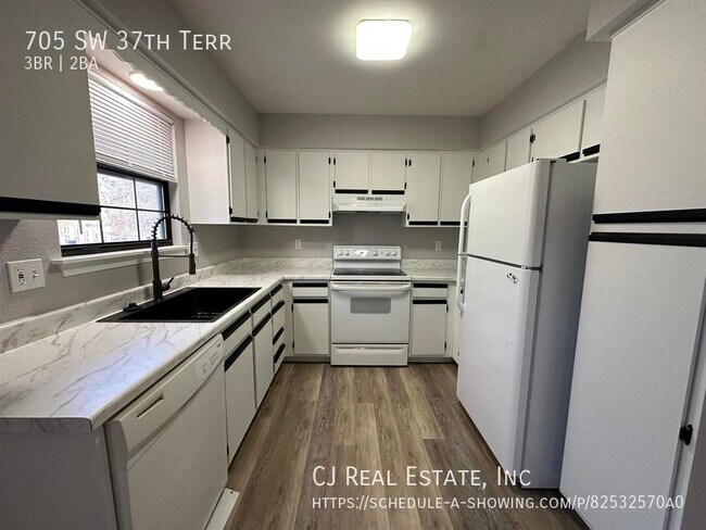 Building Photo - 705 SW 37th St Terrace