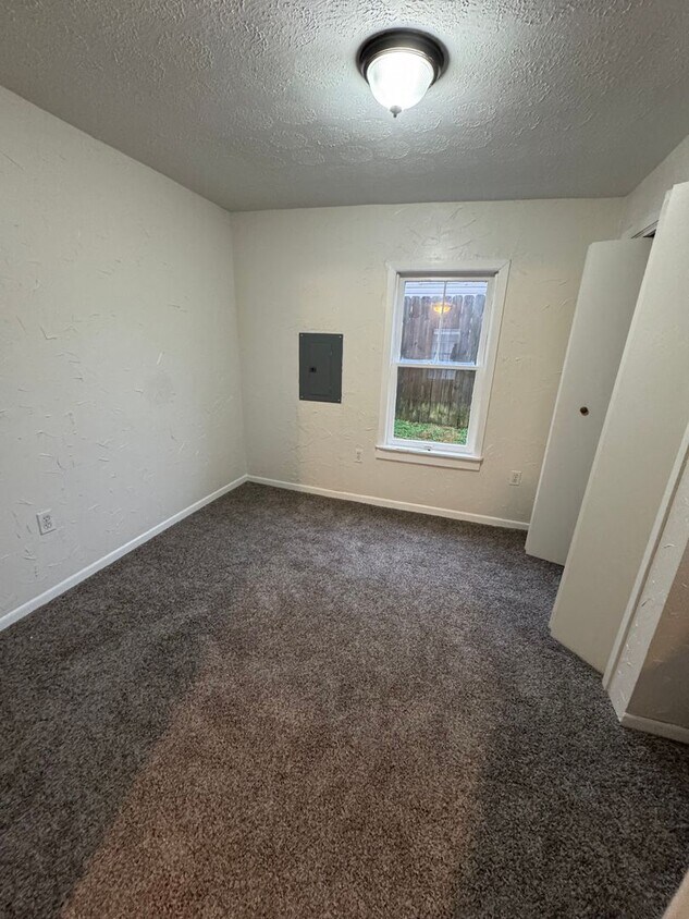 Building Photo - Loudon 37774 - 2 bedroom 1 bath - contact Adam Joachim 865-352-220-7700