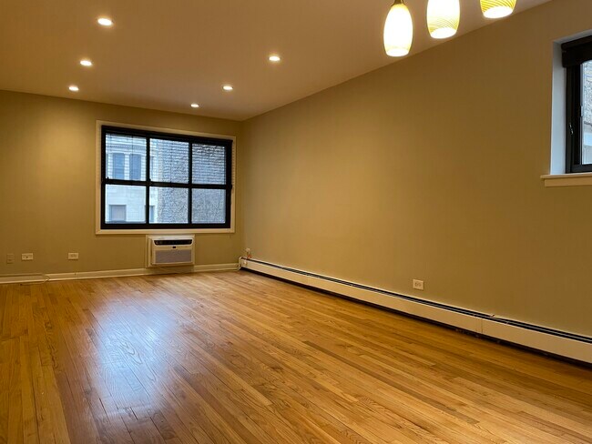 Building Photo - 455 W St James Pl