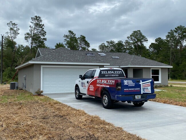 Building Photo - Desirable SW Ocala Neighborhood 3/2/1 **WO...