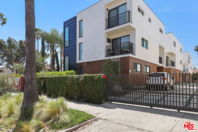 Building Photo - 921 N Mariposa Ave