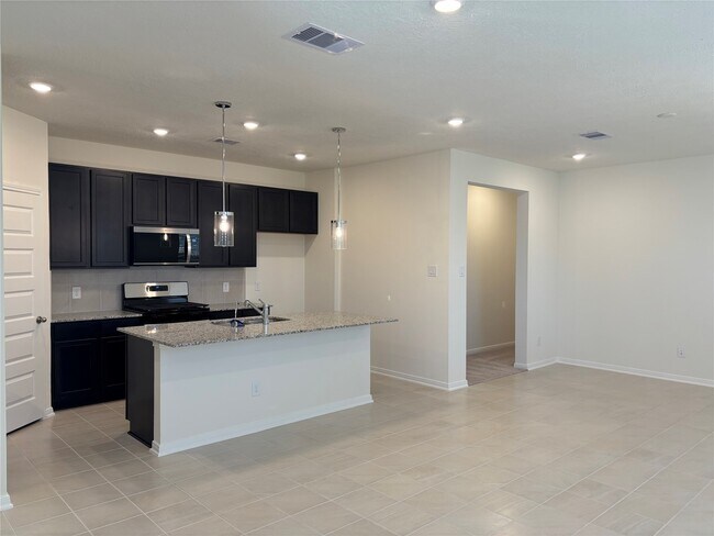 Building Photo - 4872 Sun Fls Dr