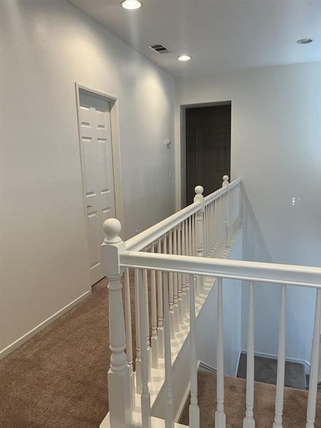 Building Photo - Beautiful 4 Bedroom Home!