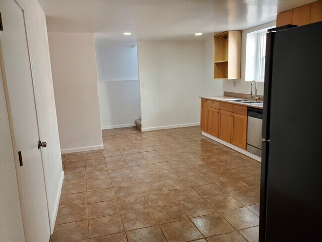 Kitchen - 3601 Lakeshore Ave