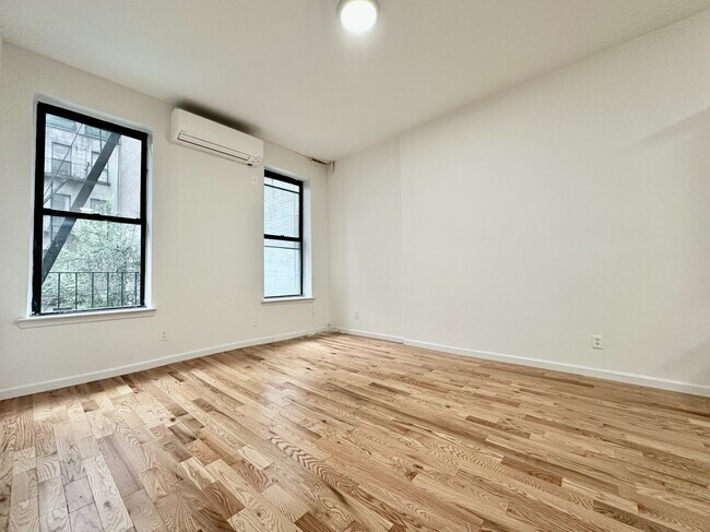 Foto del edificio - 346 W 52nd St