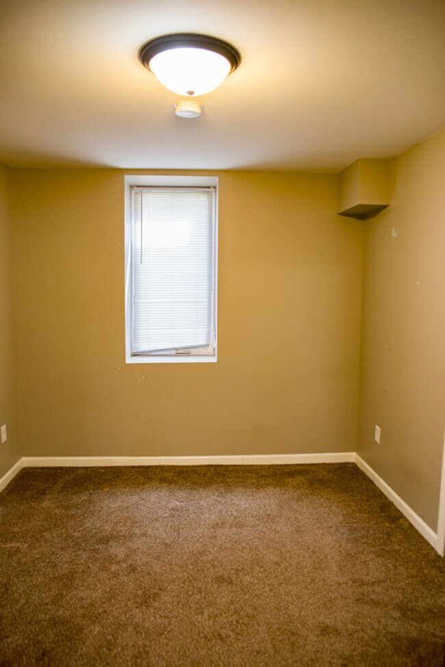 Building Photo - Beautiful 5 Bedroom Close by The U of M for Sept 2026!~