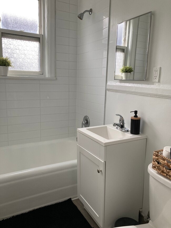 Building Photo - 1554-1574 Bathurst St