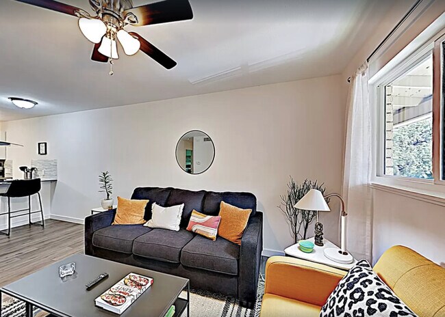 Living Rm - 1300 Newning Ave
