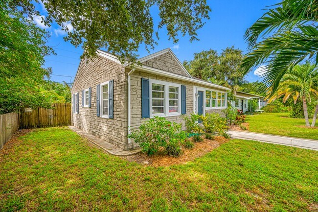 Building Photo - Central St. Pete 2 Bedroom 1 Bath Bungalow!