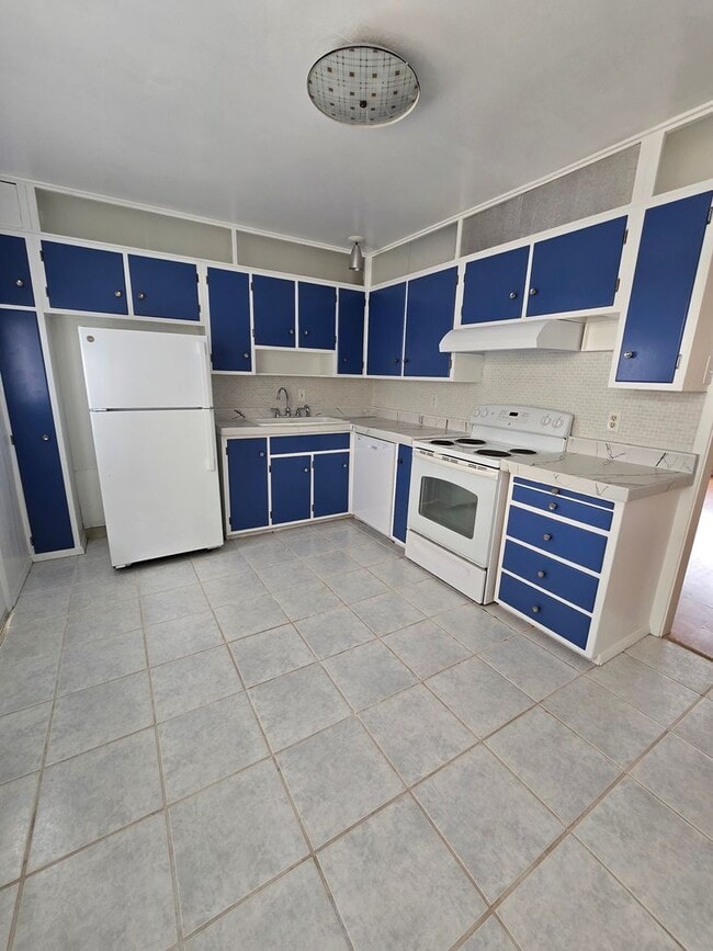 Building Photo - COMING SOON- 3 bedrooms for $1300