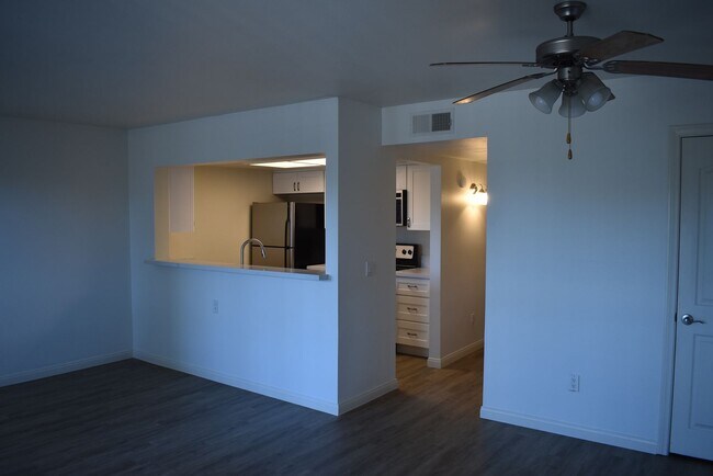 Foto del edificio - Remodeled 1 Bed, 1 Bath First Floor Condo in Carmel Trails