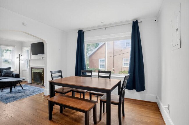 Foto del edificio - 443 Rollingwood Cir