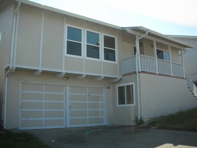 Building Photo - 135 Lake Dr