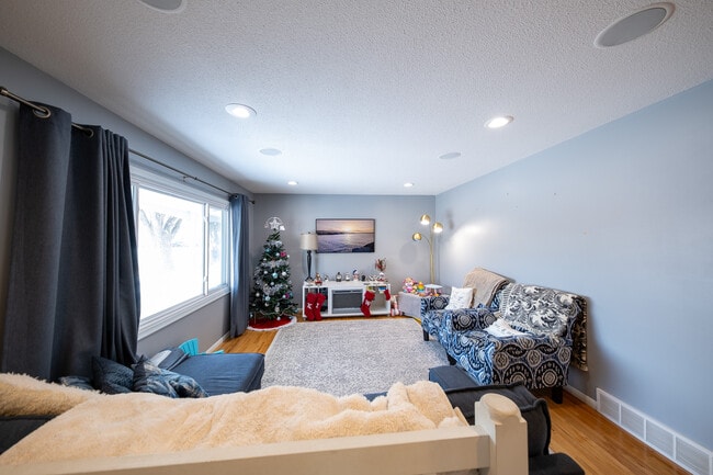 Foto del edificio - 7801 Noble Ave N