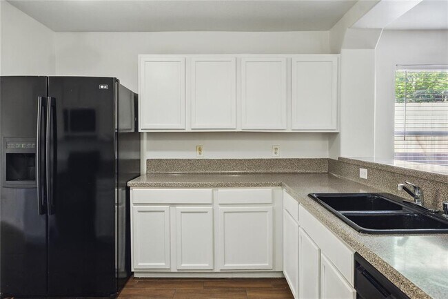 Foto del edificio - 706 Silver Cliff Ln