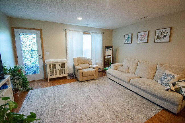 Foto del edificio - Stewartville Townhome with Attached Garage