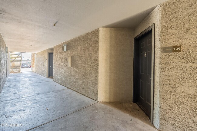 Foto del edificio - 2025 E Campbell Ave