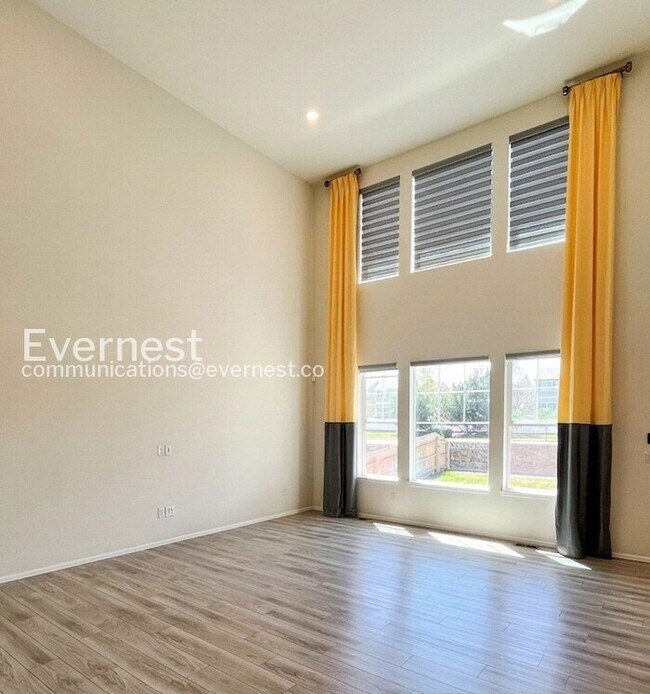 Foto del edificio - Spacious 5 Bed/4 Bath Home with Attached Garage and Modern Appliances - Available 07/28!