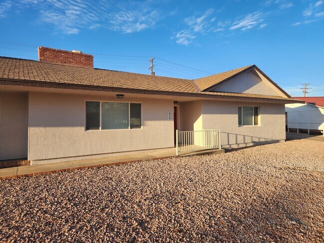 Building Photo - 830 W Stirrup Dr